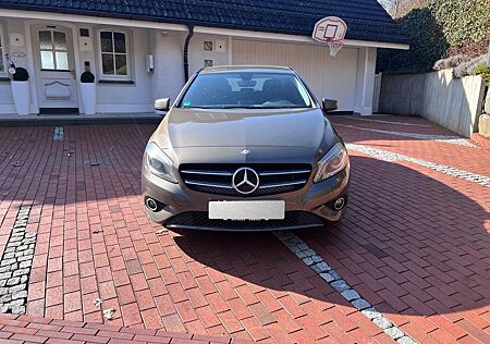 Mercedes-Benz A 180 CDI BlueEFFICIENCY DCT -