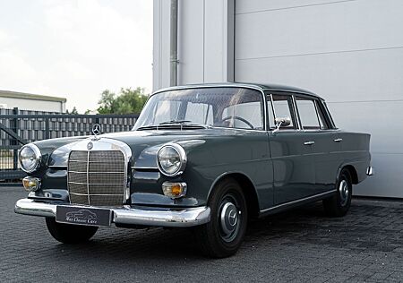 Mercedes-Benz 200 W 110 Heckflosse Aus Sammlerhand