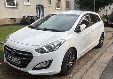 Hyundai i30 blue 1.6 CRDi 81kW Classic Classic