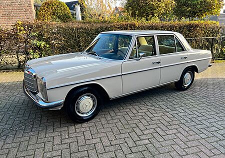 Mercedes-Benz 220