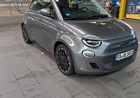 Fiat 500E IconLimousine 42 kWh LED/DAB/8 fach Bereift