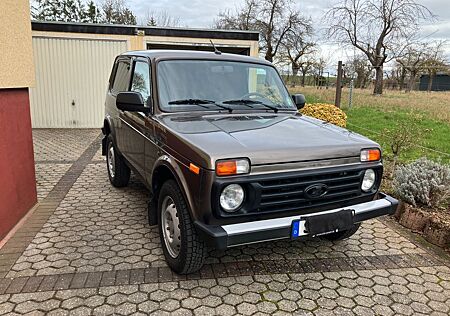 Lada Niva Legend