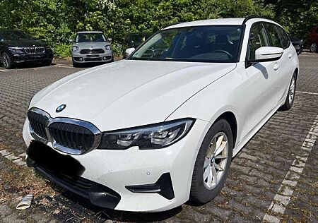 BMW 318 d Sport Line STHZ/LED/AHK/Harman-Kardon