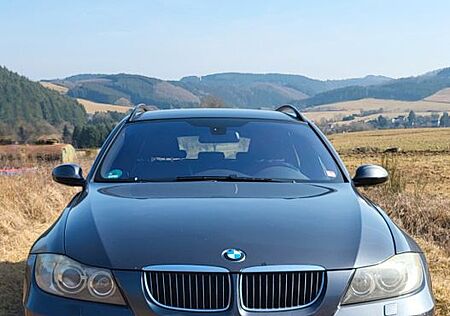 BMW 330d Touring/ Xenon/AHK/Standhz./Navi/TÜV08.26