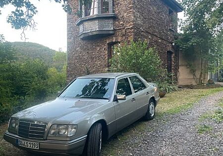 Mercedes-Benz 220