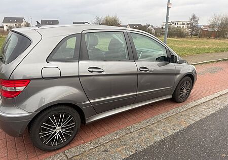 Mercedes-Benz B 200 -