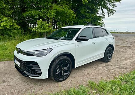 VW Tiguan Volkswagen R-Line eTSI DSG|AHK|19"|NAVI|BLACKS|1J-WG