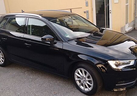Audi A3 1.6 TDI Attraction Sportback Attraction XENON