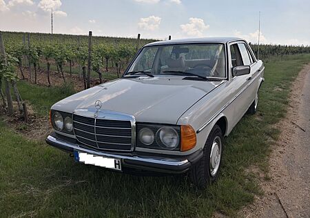 Mercedes-Benz 200 w123 1977 Bj. H-Kennzeichen