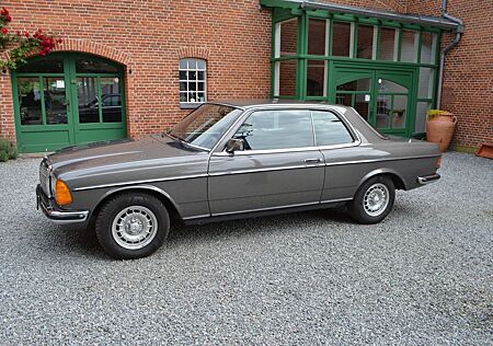 Mercedes-Benz 230 CE