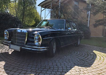 Mercedes-Benz 280 SEL