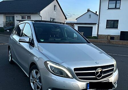 Mercedes-Benz B 200 BlueEFFICIENCY*Night*TÜV Neu*PANO*Bi-Xenon