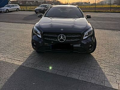 Mercedes-Benz GLA 250 7G-DCT Urban *AHK*