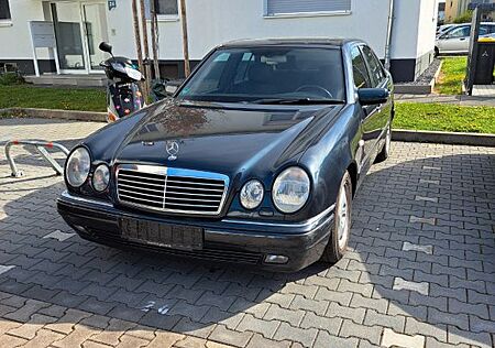 Mercedes-Benz E 280 AVANTGARDE viele neue Teile und TÜV