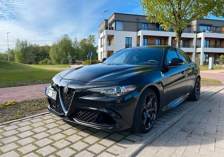 Alfa Romeo Giulia Quadrifoglio / 2.9 V6 / 375 kW / 35`000km