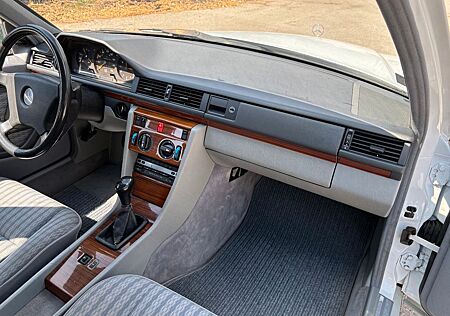Mercedes-Benz 200 D 2. Hand sehr gepflegt