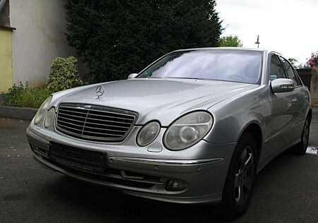 Mercedes-Benz E 220 CDI AVANTGARDE Blaues Teilleder