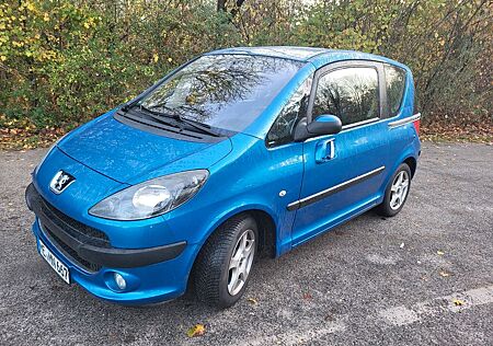 Peugeot 1007 Automatik sehr viele Extras