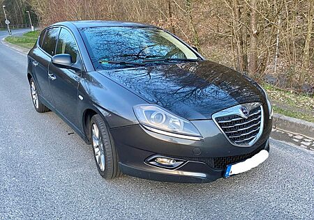 Lancia Delta 1.6 MultiJet TÜV / ZR neu Automatik Gepfl.