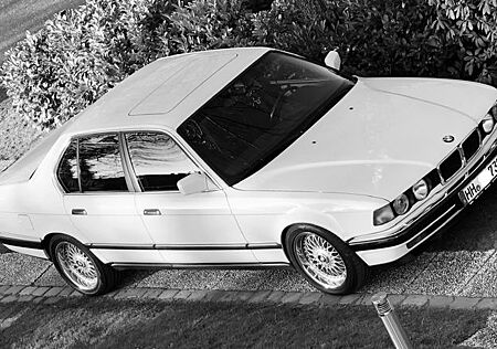 BMW 730i E32 | Alpina Weiß, Velours, Klassiker