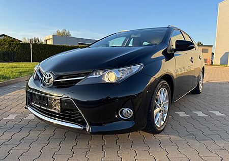 Toyota Auris Touring Sports Life+