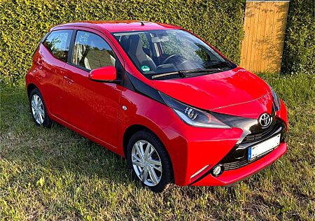 Toyota Aygo (X) Aygo rot 8fach bereift 2. Hand Rückfahrkamera