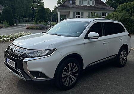 Mitsubishi Outlander 2.0 MIVEC Diamant ClearTec 2WD CVT...