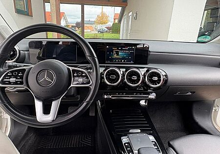Mercedes-Benz A 220 DCT -