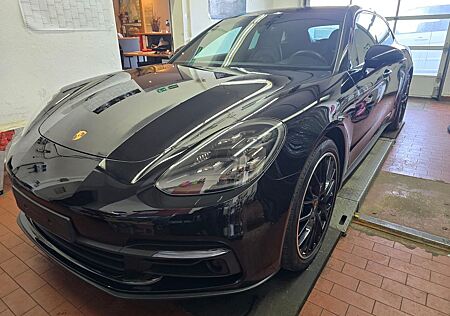 Porsche Panamera 4 -