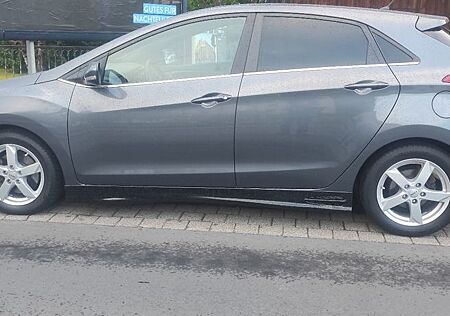 Hyundai i30 blue 1.6 CRDi 81kW Classic Classic