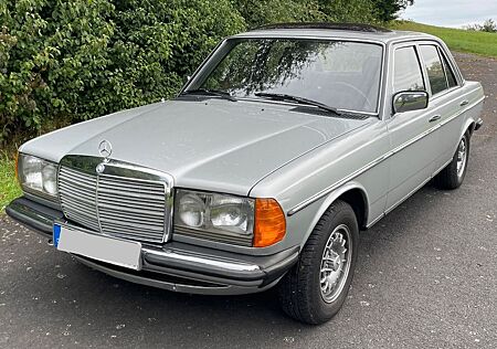 Mercedes-Benz 200 D W123 5 Gang Schiebedach