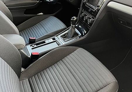 VW Golf Volkswagen 1.6 TDI CUP Navi Sitzhzg. Parkpilot
