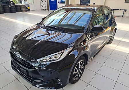 Toyota Yaris 1.5 Hybrid Club *Sommer- und Winterräder*