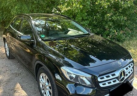 Mercedes-Benz GLA 220 d 4MATIC DCT -