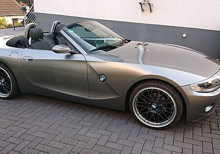 BMW Z4 2.2i im Top-Zustand Saison 3-10