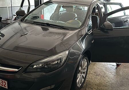 Opel Astra J Sports Tourer Style AHK Motor klappert