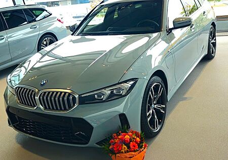 BMW 330e Neuwagen Touring M-Sportpaket Automatic -