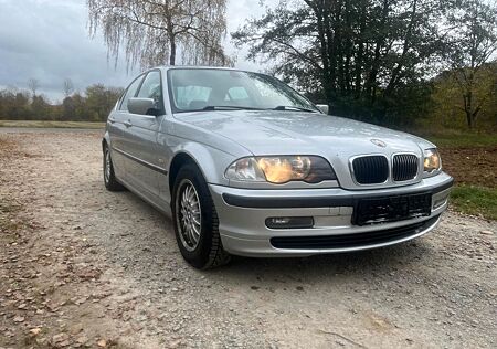 BMW 323i -