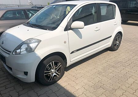 Daihatsu Sirion 1.0 -