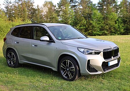 BMW X1 xDrive23i spacesilber, M-Sport Pano, Garantie