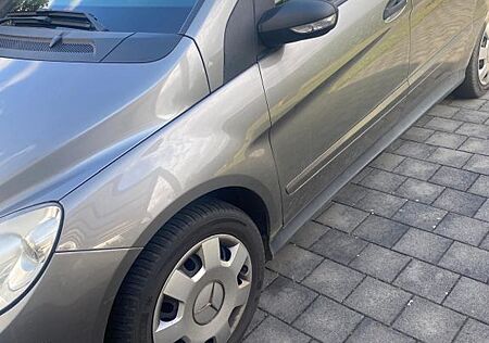 Mercedes-Benz B 200 -
