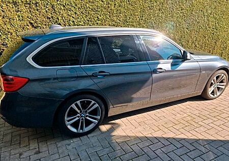 BMW 320d xDrive Touring Luxury Line Allrad Pano AHK