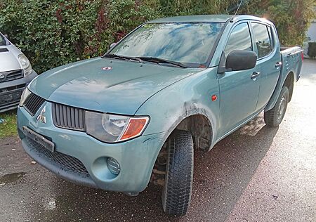 Mitsubishi L200 Invite Doppelkabine 4WD Kein Tüv!