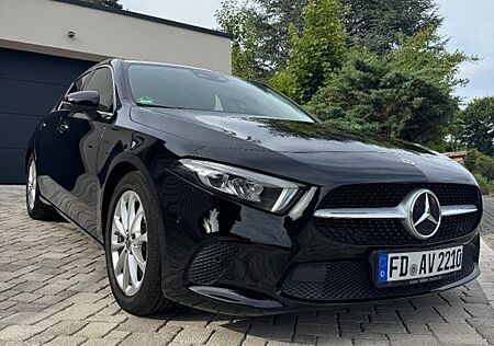 Mercedes-Benz A 180 - MBUXHighEnd+LED+8Reifen+Servicegepflegt!