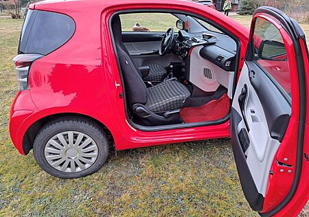 Toyota iQ + 1,0-l-VVT-i +