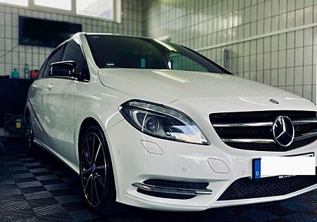 Mercedes-Benz B 180 AMG LINE mit Parkassistent + Kamera