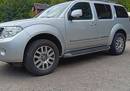 Nissan Pathfinder 3.0 V6 dCi DPF LE 4WD Automatik LE