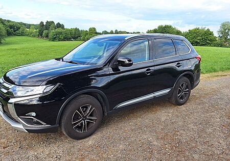 Mitsubishi Outlander 2.2 DI-D 4WD Automatik SUV, 7-Sitzer