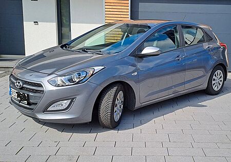 Hyundai i30 blue 1.6 CRDi 81kW Classic Classic