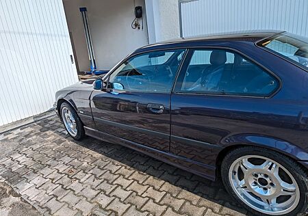 BMW 323i Coupe technoviolett metallic